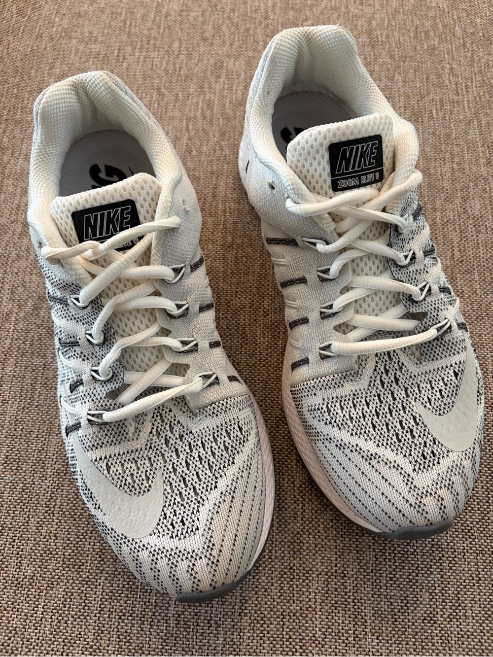 Nike Air Zoom Elite‎ 8 Women’s Running Shoes White Gray Black Swoosh Size 8 EUC